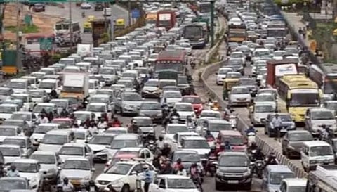 போக்குவரத்து நெரிசலில் சிக்கி தவிக்கும் வாகனங்கள்