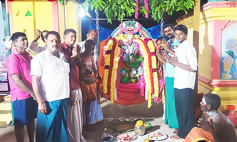  ஆவணி மாத அமாவாசை முன்னிட்டு முத்தாலம்மனுக்கு ஊஞ்சல் உற்சவம் நடந்த காட்சி.