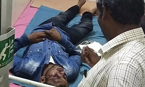 ஏற்காடு மலைப்பாதையில் சாலையோர தடுப்பில் மோதி 30 அடி பள்ளத்தில் விழுந்த வாலிபர்