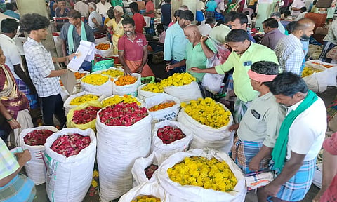 திண்டுக்கல் பூமார்க்கெட்டில் இன்று விற்பனைக்கு வந்த பூக்களை படத்தில் காணலாம்.
