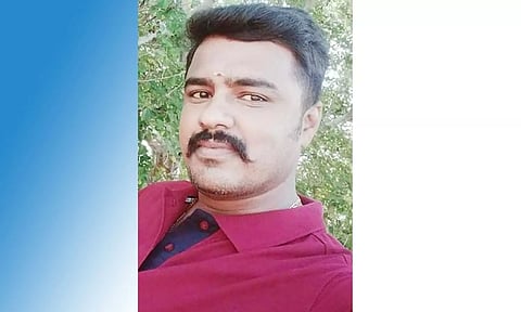 லாரி சக்கரத்தில் சிக்கிய போலீஸ்காரர் உடல் நசுங்கி பலி