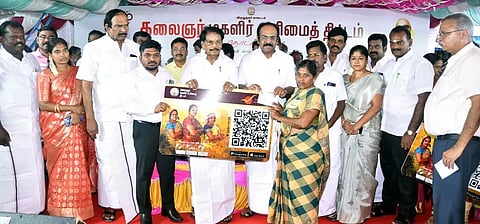 கல்குறிச்சியில் மகளிர் உரிமைத்தொகை திட்ட பயனாளிகளுக்கு கணக்கு அட்டைகளை அமைச்சர்கள் சாத்தூர் ராமச்சந்திரன், தங்கம் தென்னரசு ஆகியோர் வழங்கினர். அருகில் கலெக்டர் ஜெயசீலன், சீனிவாசன் எம்.எல்.ஏ., மேயர் சங்கீதா உள்ளனர்.