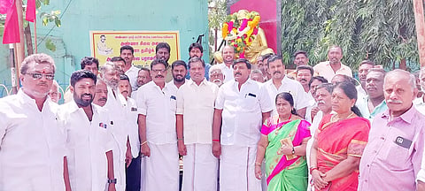 அண்ணா சிலைக்கு ஓ.பி.எஸ்.அணி-அ.ம.மு.க.வினர் மரியாதை