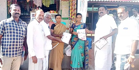 தி.மு.க. அரசின் சாதனை விளக்க துண்டு பிரசுரம் விநியோகம்