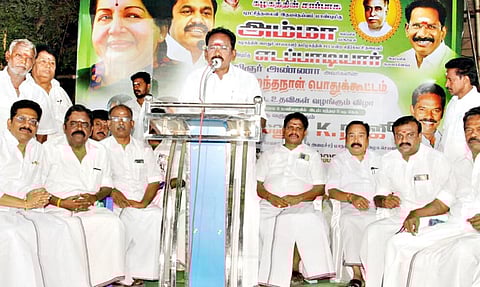 மதுரை பந்தடி பகுதியில் அ.தி.மு.க. சார்பில் அண்ணா பிறந்தநாள் விழா பொதுக்கூட்டம் நடந்தது. இதில் முன்னாள் அமைச்சர் செல்லூர் ராஜூ பேசினார். அருகில் நிர்வாகிகள் வில்லாபுரம் ராஜா, திரவியம், டாக்டர் சரவணன், பரவை ராஜா, குமார், செல்வகுமார் உள்ளிட்ட பலர் உள்ளனர். 