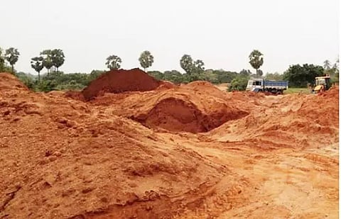 திருநாவலூர் அருகே செம்மண் கடத்தலில் ஈடுபட்ட லாரி, ஜே.சி.பி. எந்திரம் பறிமுதல்