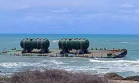 கூடங்குளம் அணுமின் நிலையம் அருகே தரை தட்டிய மிதவை கப்பலில் இருந்து நீராவி கொள்கலனை மீட்க நடவடிக்கை