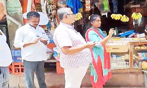அதிகாரிகள் பெட்டிக்கடையில் ேசாதனை செய்த காட்சி.