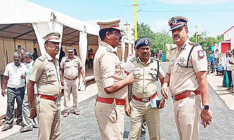 மேல் மொணவூரில் இலங்கை தமிழர் மறுவாழ்வு குடியிருப்பை வடக்கு மண்டல ஐ.ஜி.கண்ணன், டி.ஐ.ஜி. முத்துசாமி, எஸ்.பி.மணிவண்ணன், டி.எஸ்.பி.திருநாவுக்கரசு ஆய்வு செய்த காட்சி.
