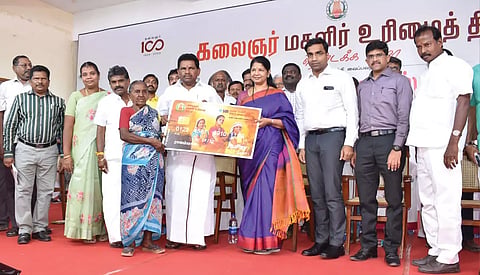 கலைஞர் மகளிர் உரிமைத்தொகை திட்ட பயனாளி ஒருவருக்கு ஏ.டி.எம். கார்டை கனிமொழி எம்.பி. வழங்கிய காட்சி. அருகில் அமைச்சர் அனிதா ராதாகிருஷ்ணன், சண்முகையா எம்.எல்.ஏ.,கலெக்டர் செந்தில்ராஜ் ஆகியோர் உள்ளனர்.