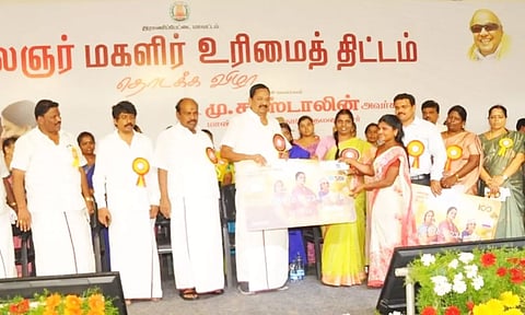 ராணிப்பேட்டை மாவட்டத்தில் ரூ.1000 மகளிர் உரிமைத்தொகை திட்டத்தை அமைச்சர் ஆர்.காந்தி தொடங்கி வைத்த காட்சி.