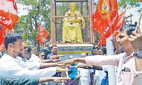 நாம் தமிழர் கட்சியினர் உறுதிமொழி எடுத்து கொண்டனர்.