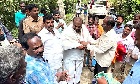 கோத்தகிரி தேனாடு காலனிக்கு ரோடு வசதி ஊராட்சி ஒன்றிய தலைவருக்கு வாழ்த்து