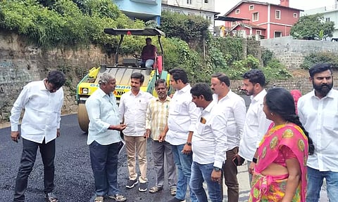 குன்னூரில் தார்ச்சாலை பணிகள் நகர்மன்ற துணைத்தலைவர் ஆய்வு