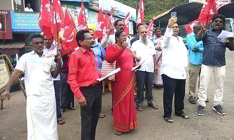 கோத்தகிரி பஸ் நிலையம் முன்பு இந்திய கம்யூனிஸ்டு சாலை மறியல்