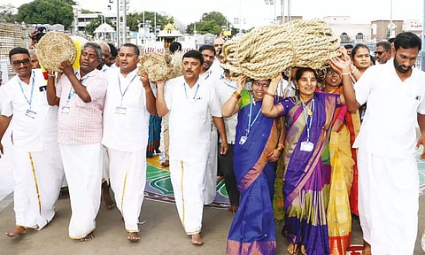 திருப்பதி ஏழுமலையான் கோவில் கொடிமரத்தில் கட்ட தர்ப்பை புல், பாய், கயிறு திருமலைக்கு வந்தன