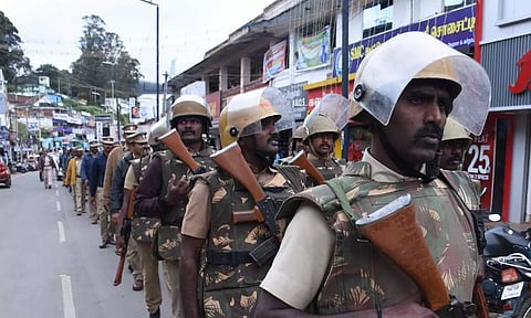  ஊட்டியில் போலீசார் கொடி அணிவகுப்பு நடத்திய காட்சி.