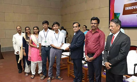 மணக்குள விநாயகர் என்ஜினீயரிங் கல்லூரியில் நடந்த பொறியாளர் தின விழாவில் மாணவருக்கு சான்றிதழ் வழங்கப்பட்டது.