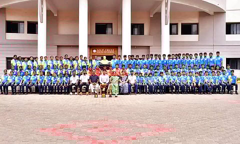 ஒட்டுமொத்த சாம்பியன் பட்டம் பெற்றவர்களின் காட்சி. 