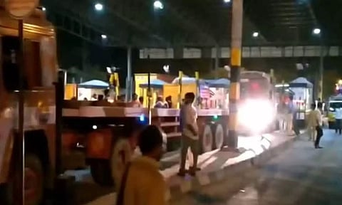 பஸ் கிடைக்காமல் சரக்கு வாகனத்தில் சென்ற மக்கள்- பரனூர் சுங்கச்சாவடியில் நள்ளிரவு வரை காத்திருந்தனர்
