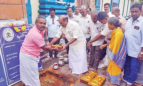 அமைச்சர் லட்சுமிநாராயணன் பணிகளை பூஜை செய்து தொடங்கி வைத்த காட்சி.