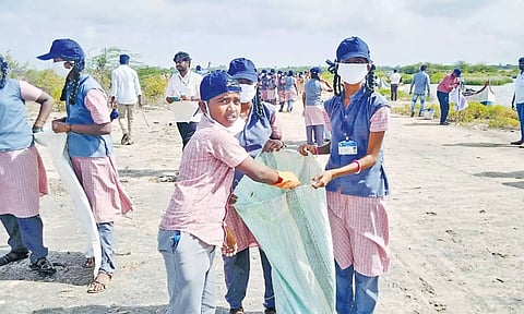 தில்லைவிளாகம் கடற்கரை பகுதியில் மாணவர்கள் தூய்மை பணியில் ஈடுப்பட்டனர்.