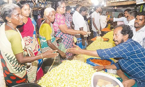 தஞ்சையில் பூக்களின் விலை கணிசமாக உயர்வு