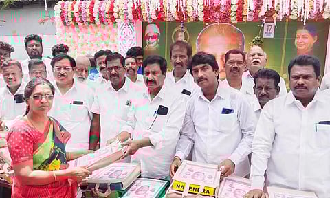 மறைந்த அ.தி.மு.க. அவை தலைவர் பாண்டுரங்கன் நினைவு தினத்தையொட்டி மாநில பொருளாளர் ரவி பாண்டுரங்கன் முன்னிலையில் அ.தி.மு.க. மாநில செயலாளர் அன்பழகன் பெண்களுக்கு நலதிட்ட உதலி வழங்கினார். 