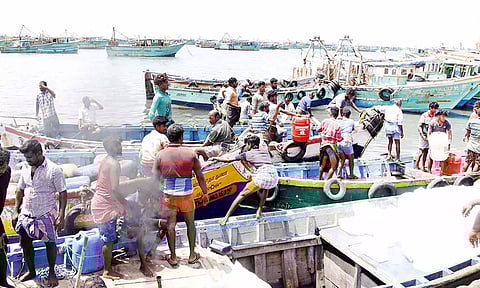 மீனவர்கள் வேலை நிறுத்த போராட்டம் வாபஸ்: கடலுக்கு இன்று மீன்பிடிக்க சென்றனர்