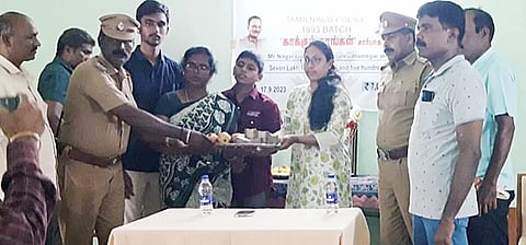 காவலர் குடும்பத்துக்கு டி.எஸ்.பி. பிரீத்தி நிதி உதவி வழங்கினார்.