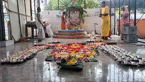 1008 சங்காபிஷேகத்தை முன்னிட்டு வலம்புரி சங்குகளுக்கு புனித நீரூற்றி பூக்கள் வைத்திருப்பதை படத்தில் காணலாம்.