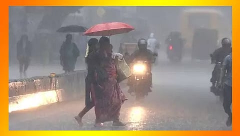 பரமத்தி வேலூர் பகுதிகளில் திடீர் மழைசாலையோர வியாபாரிகள், பொதுமக்கள் பாதிப்பு