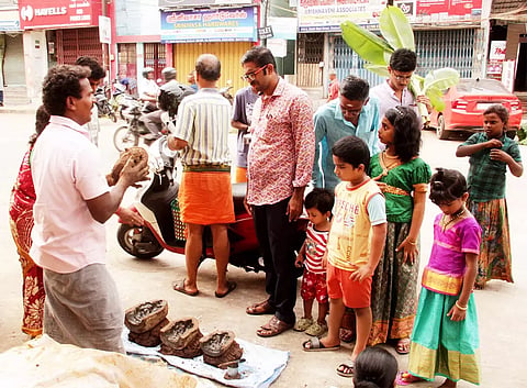 மேலமாசி வீதியில் களிமண்ணால் செய்யப்பட்ட விநாயகர் சிலையை ஆர்வத்துடன் வாங்கிய ெபாதுமக்கள்.