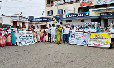 சுரண்டை நகராட்சியில் நகர்மன்ற தலைவர் வள்ளிமுருகன் தலைமையில் பிளாஸ்டிக் ஒழிப்பு விழிப்புணர்வு நிகழ்ச்சி நடைபெற்ற போது எடுத்த படம்.