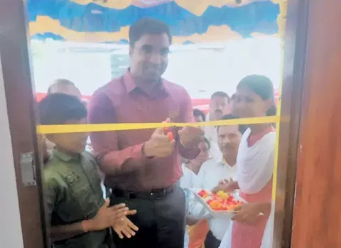 தெருவிளக்கு வெளிச்சத்தில் படித்த பிளஸ்-2 மாணவி குடும்பத்துக்கு புதிய வீடு - கலெக்டர் திறந்து வைத்தார்