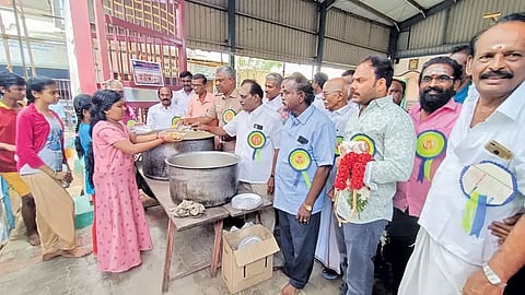கோவில்பட்டியில் ராகவேந்திரா சேவா அறக்கட்டளை சார்பில் அன்னதானம்