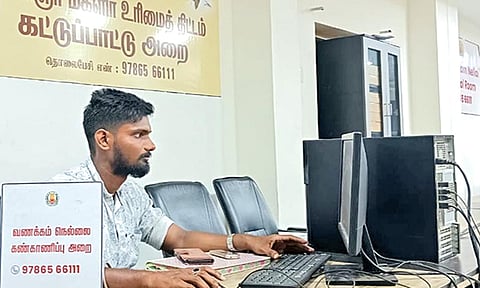 கலெக்டர் அலுவலகத்தில் அமைக்கப்பட்டுள்ள கட்டுப்பாட்டு அறையை படத்தில் காணலாம்.