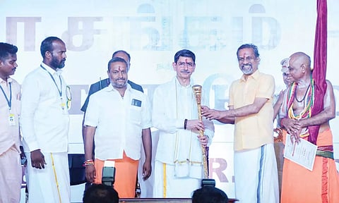 நிகழ்ச்சியில் கவர்னர் ஆர்.என்.ரவிக்கு சோகோ நிறுவனத்தின் நிறுவனர் ஸ்ரீதர் வேம்பு நினைவு பரிசு வழங்கினார்.