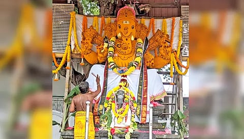 விநாயகர் சதுர்த்தியையொட்டி பனமரத்துப்பட்டி சந்தை திடலில் 13 அடி உயரத்தில் பிரமாண்ட சக்தி விநாயகர் சிலை வைக்கப்பட்டு சந்தன அலங்காரத்தில் பக்தர்களுக்கு அருள்பாலித்தபோது எடுத்தபடம்.