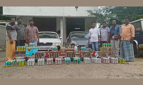 புதுவையில் இருந்து சென்னை நட்சத்திர விடுதிக்கு மது பாட்டில் கடத்திய 2 பேர் கைது- சொகுசு கார்கள் பறிமுதல்