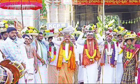 காளஹஸ்தியில் நவசந்தி விநாயகர்களுக்கு பட்டு வஸ்திரங்கள் சமர்ப்பிப்பு