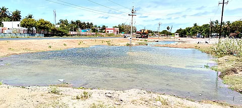 காவேரி கூட்டு குடிநீர் குழாய் உடைந்து தண்ணீர் குளம்போல் காட்சியளிக்கிறது.