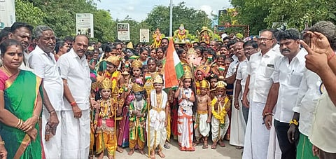 விநாயகர் சதுர்த்தி ஊர்வலத்தை கடம்பூர் ராஜூ எம்.எல்.ஏ. தொடங்கி வைத்த காட்சி.