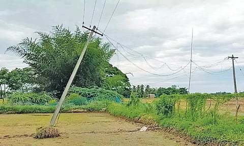 சாய்ந்த நிலையில் உள்ள மின்கம்பம் சீரமைக்கப்படுமா?