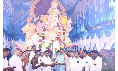 சாரம் அவ்வைதிடலில் 21 அடி உயரத்தில் பிரதிஷ்டை செய்யப்பட்டுள்ள விநாயகர் சிலை