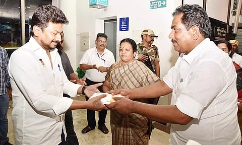 மதுரை மாவட்டத்தில் பல்வேறு நிகழ்ச்சிகளில் கலந்துகொள்வதற்காக வருகை தந்த இளைஞர் நலன் மற்றும் விளையாட்டு மேம்பாட்டுத்துறை அமைச்சர் உதயநிதி ஸ்டாலினை வணிகவரி மற்றும் பதிவுத்துறை அமைச்சர் பி.மூர்த்தி பொன்னாடை வழங்கி வரவேற்ற காட்சி. அருகில் மேயர் இந்திராணி உள்ளார்.