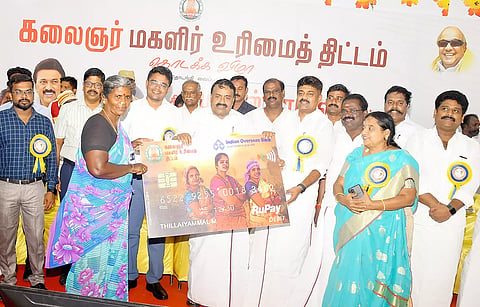 ராமநாதபுரம் மாவட்டத்தில் மகளிர் உரிமைத்தொகை திட்டத்தை அமைச்சர் ராஜகண்ணப்பன் தொடங்கிவைத்து பயனாளி ஒருவருக்கு உரிமைத்தொகையினை வழங்கிய காட்சி. அருகில் கலெக்டர் விஷ்ணுசந்திரன் மற்றும் பலர் உள்ளனர்.