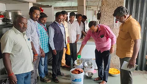 திருச்செங்கோட்டில் பறிமுதல் செய்யப்பட்ட 250 கிலோ இறைச்சியை பினாயில் ஊற்றி அழிக்கப்பட்ட காட்சி.