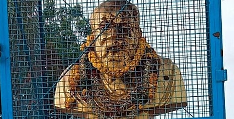 கோவை கிணத்துக்கடவில் பெரியார் சிலை அவமதிப்பு
