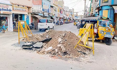 குடிநீர் திட்டப்பணிக்காக சாலையில் பள்ளம் தோண்டப்பட்டதால் போக்குவரத்து பாதிப்பு